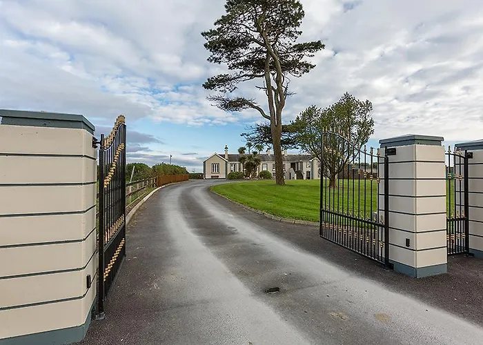 Апартаменты The Moat On The Greenway Дангарван